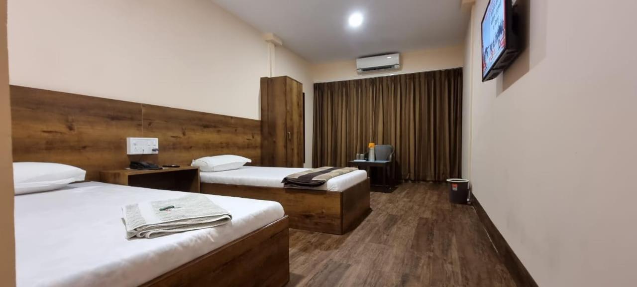 Hotel Flamingo Gandhidham Exterior photo